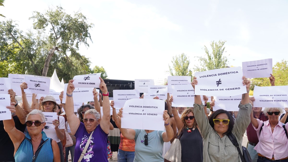 Protesta durante la visita del alcalde al punto violeta de la playa de Las Moreras.