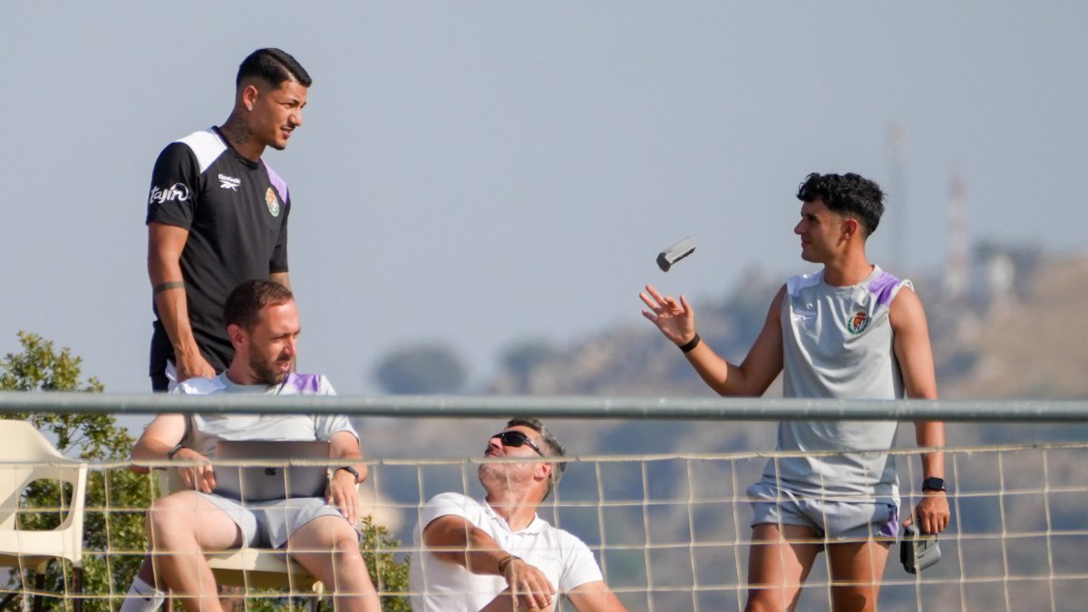 Marcos André, junto a Trinchet y analistas del Real Valladolid, en el amistoso ante el Coria.