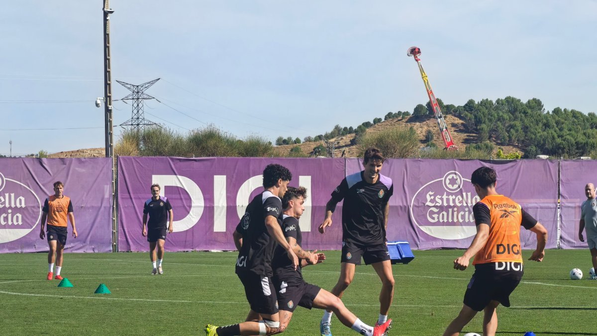 Juric, de frente, durante el entrenamiento del martes, que marcó su vuelta al grupo.