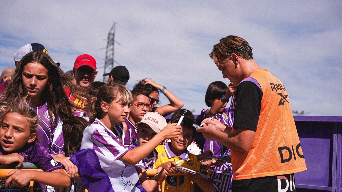 Van Duiven firma autógrafos a los jóvenes seguidores.