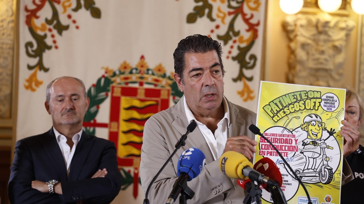El concejal de Tráfico y Movilidad, Alberto Gutiérrez Alberca, durante la presentación del programa de la semana europea de la movilidad.