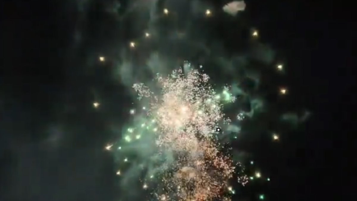 Explosión de color y luz en el cielo: vídeo de los fuegos artificiales ...