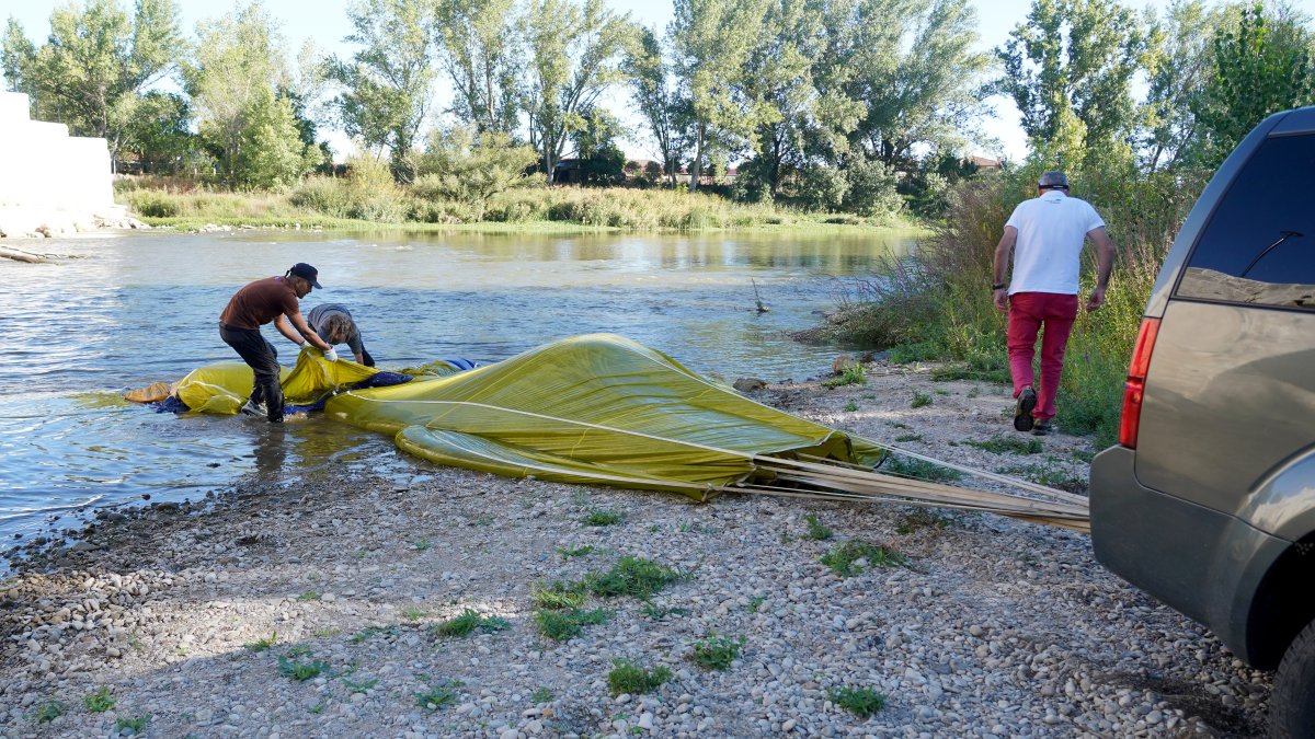 Uno de los globos del ‘XXIII Open de Aerostación de Valladolid- Trofeo Diego Criado Del Rey’, cae al río Pisuerga, en Simancas