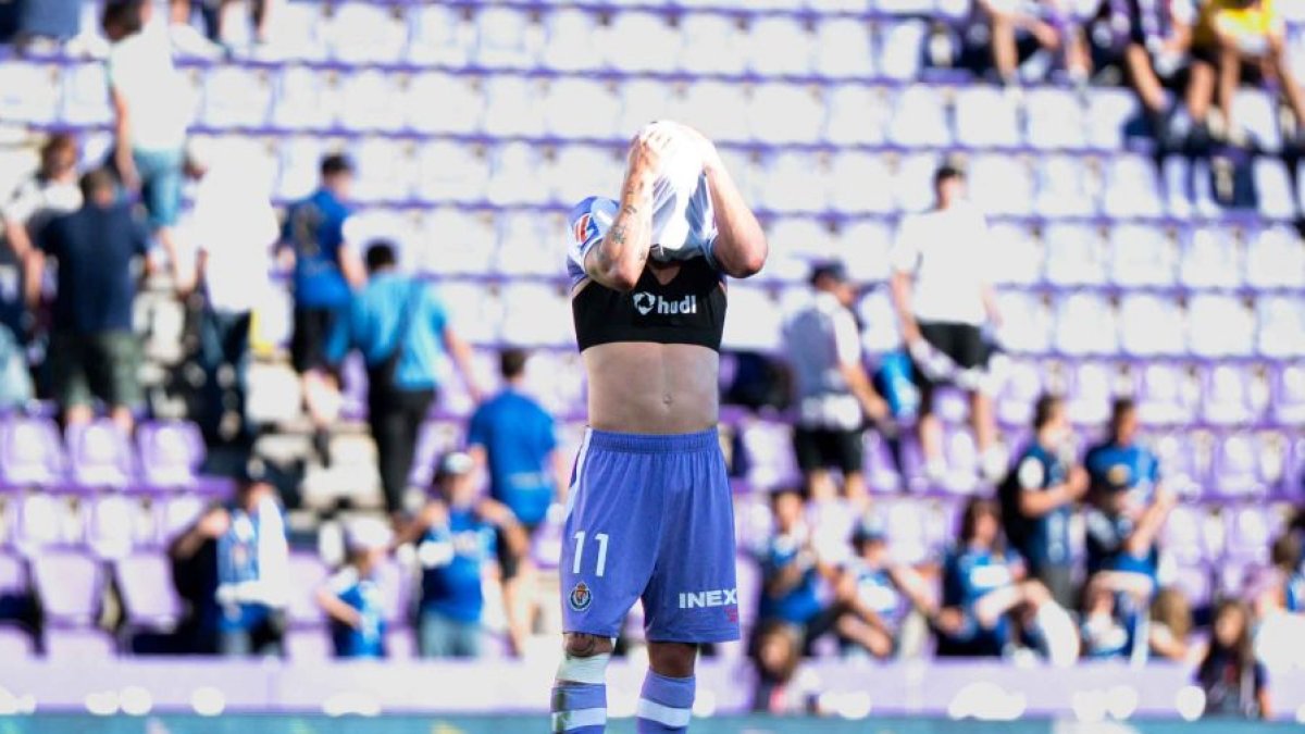 El jugador blanquivioleta Yeray se tapa la cara tras el partido.