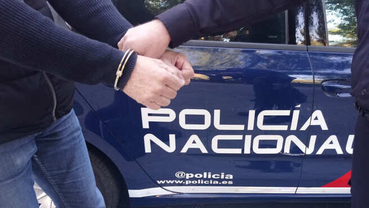 Agentes de la Policía Nacional detienen a un hombre en una imagen de archivo