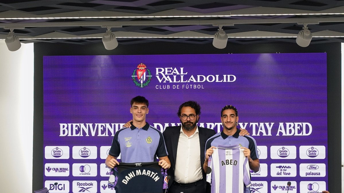 Víctor Orta, entre Dani Martín y Tay Abed, antes de la rueda de prensa.