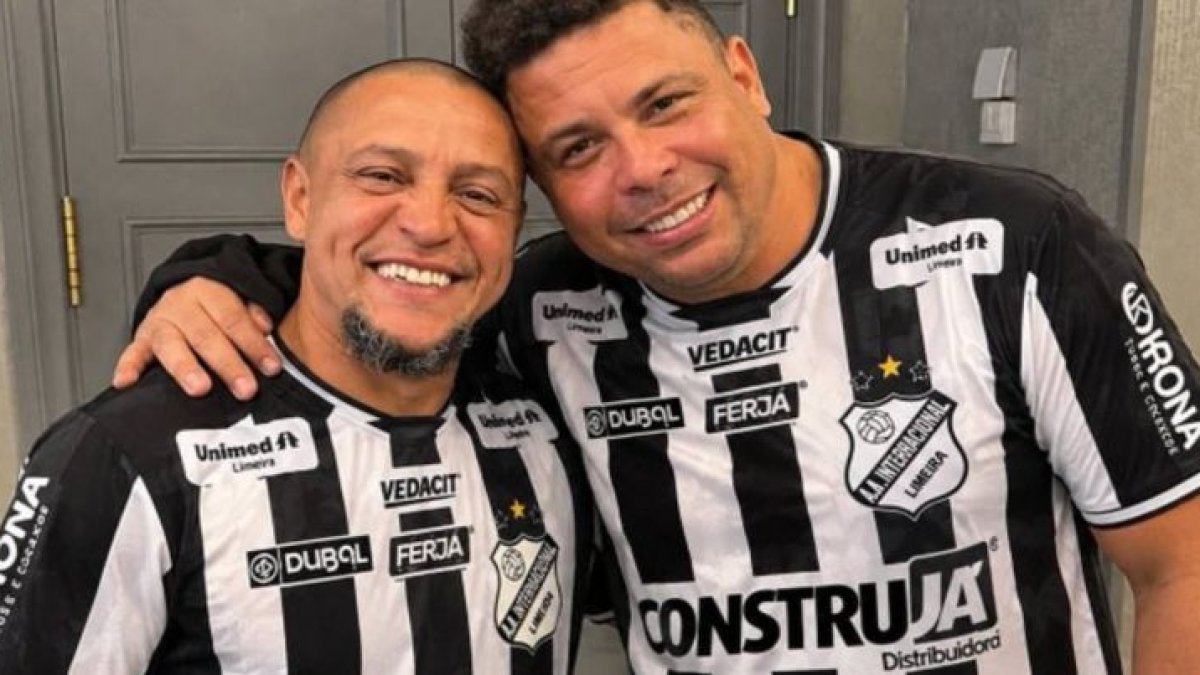 Ronaldo, a la derecha, junto a Roberto Carlos, con la camiseta del Inter de Limeira.