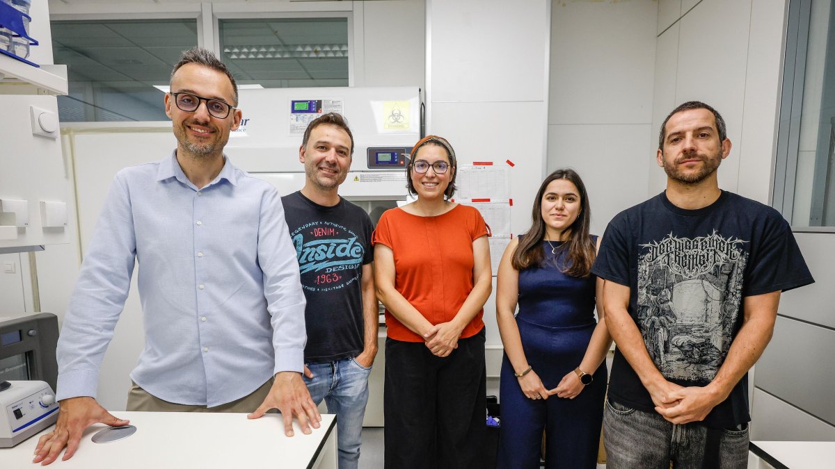 A la izquierda, Carlos Rumbo Lorenzo, junto a miembros del equipo de investigación