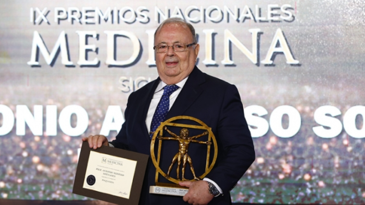 Antonio Soto Loza con el Premio Nacional de Psicología