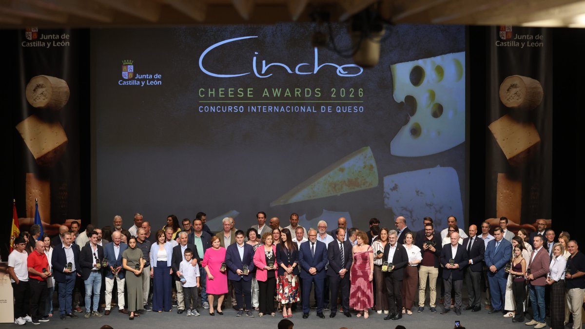 Los premiados en el Cincho 2026, en la foto de familia junto a Carlos Pollán y Joaquín Antonio Pino.