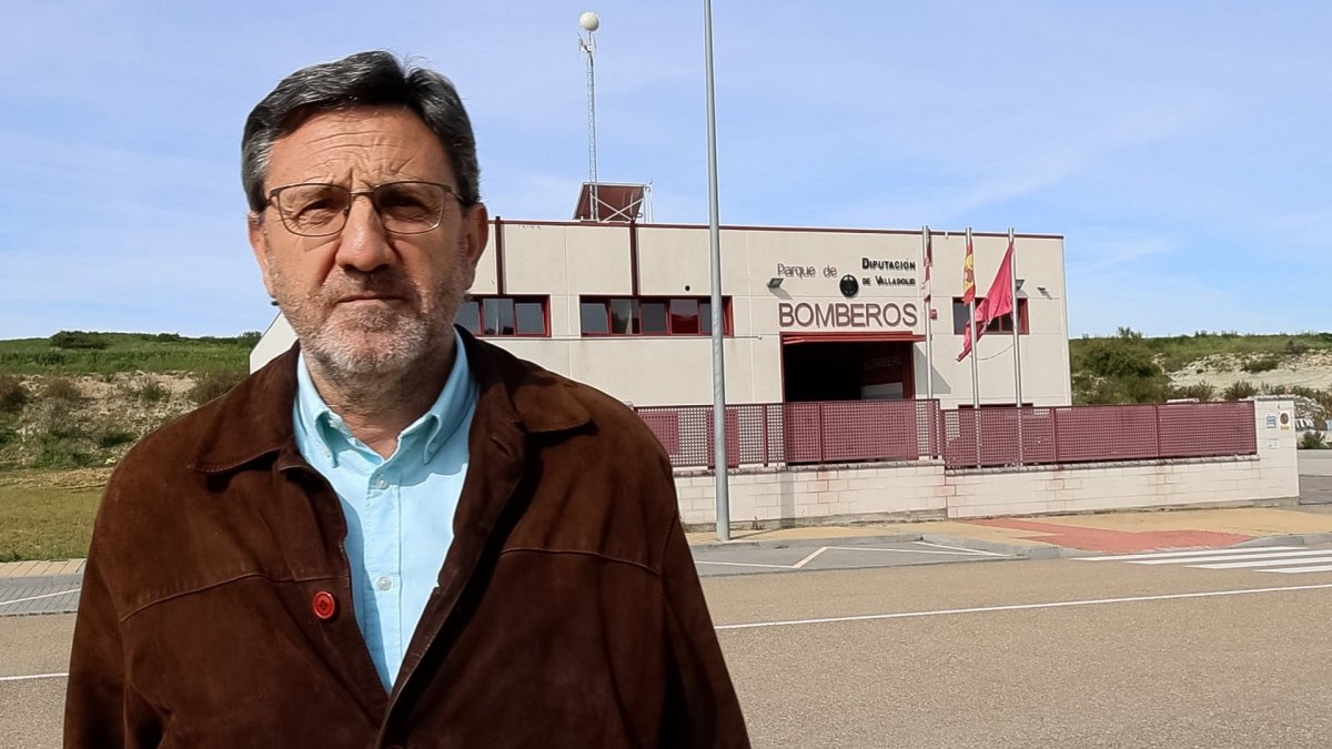 El portavoz del Grupo Provincial Socialista, Francisco Ferreira, junto al parque de bomberos de la Diputación