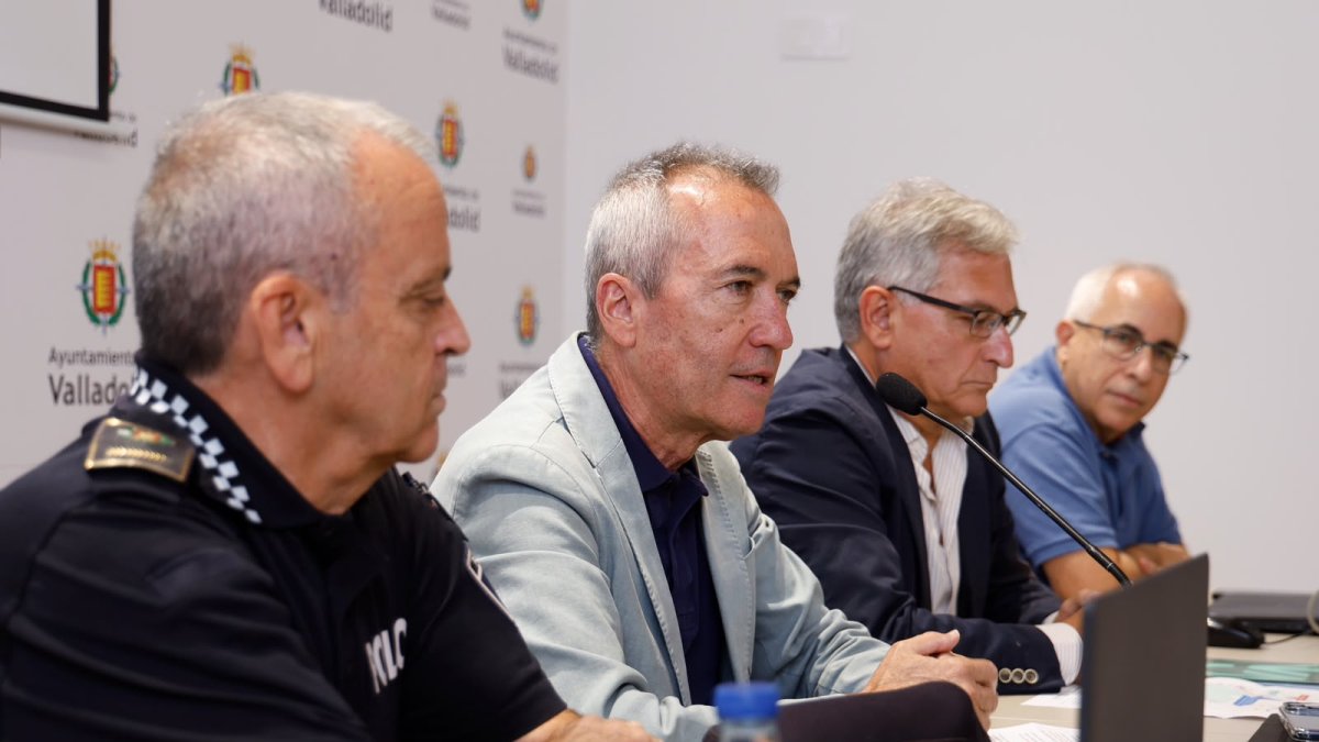 El mayor de la policía, Iñaki Ayuso; el concejal de Urbanismo, Ignacio Zarandona; el gerente de Auvasa, Eduardo Cabanillas y el ingeniero de Caminos, Francisco Pérez
