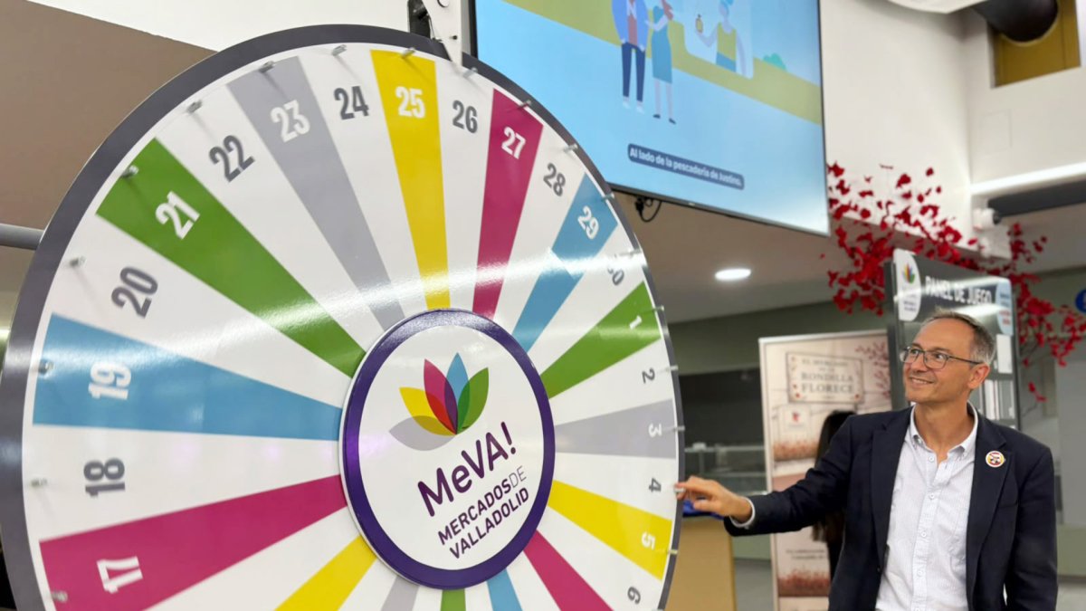 El concejal Víctor Martín con la ruleta de premios del Mercado de la Rondilla.
