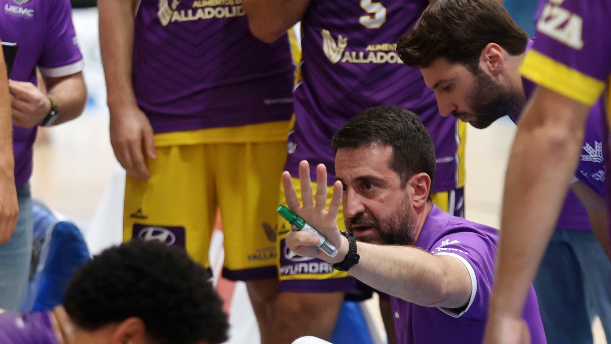 David Barrio da indicaciones en un tiempo muerto en el partido del UEMC CBCV ante Marín.
