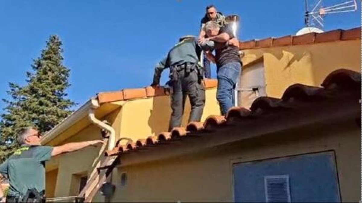 La Guardia Civil socorre a una persona desorientada que se había subido a un tejado en Quintanilla de Onésimo (Valladolid)