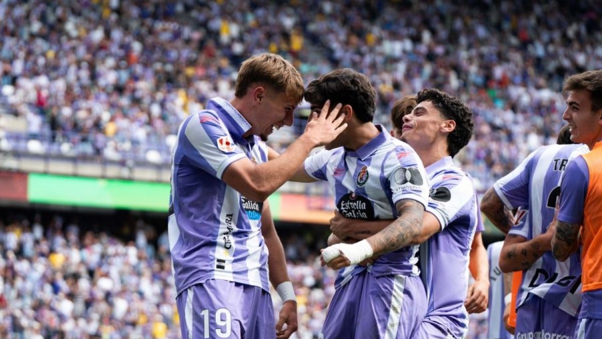 La felicidad de tres canteranos: Arnu felicita a Víctor Jr. tras el gol de éste, mientras Torres lo agarra.