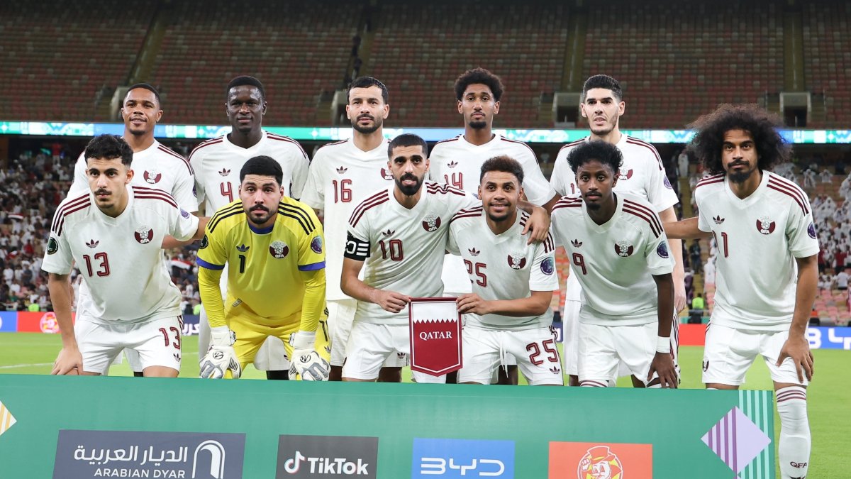 Homam (atrás, con el 14) en el once inicial de Catar que ganó a Yemen.