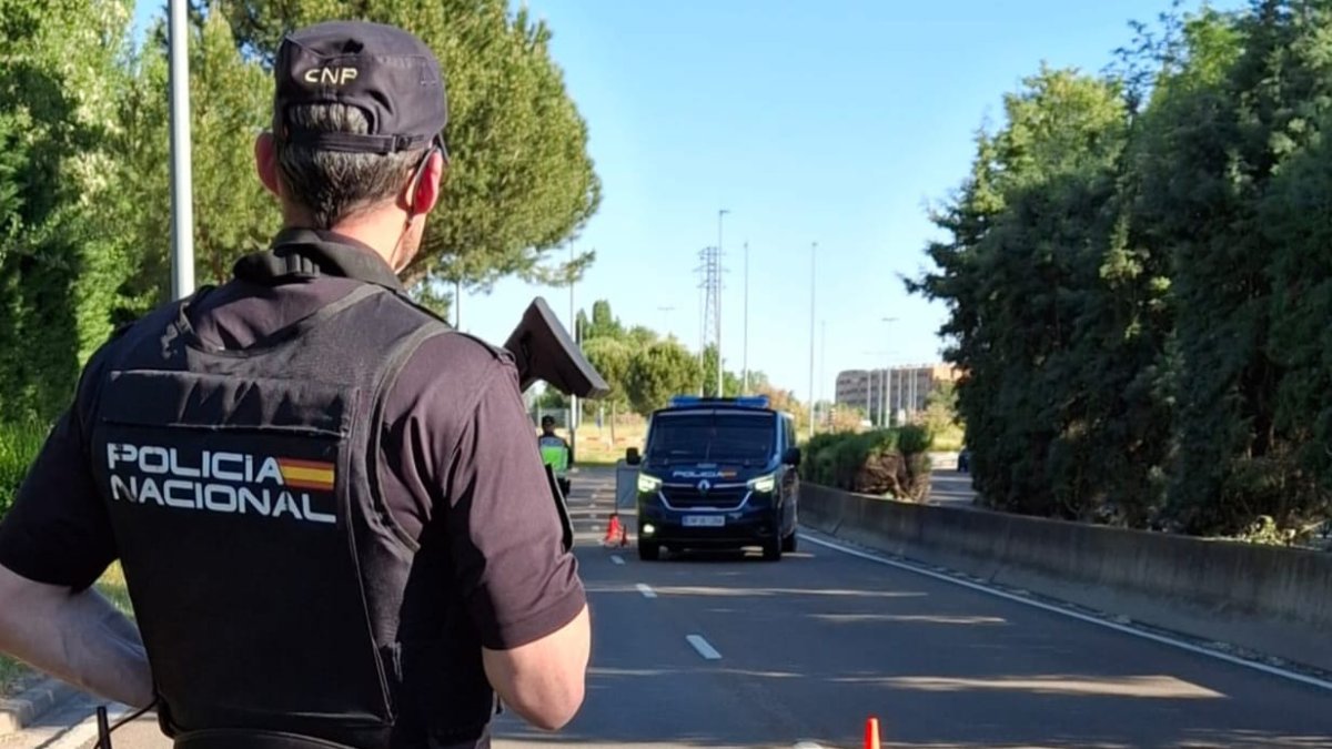 Un Policía Nacional realiza labores de vigilancia durante un control policial
