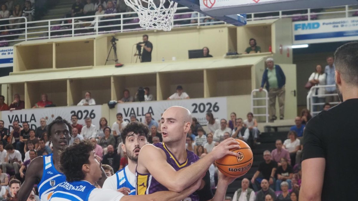 Imagen del partido de la primera jornada de la Segunda FEB entre el UEMC Baloncesto Valladolid y Melilla. Ciudad del Deporte.