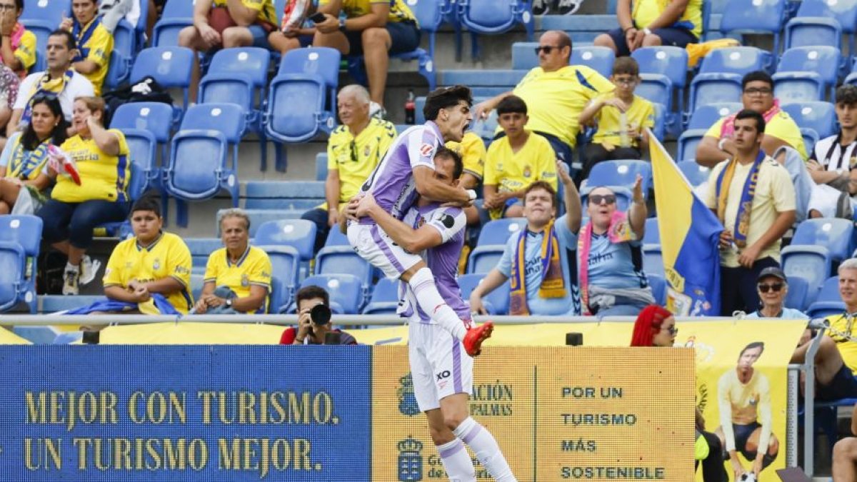 Víctor Jr. se abraza a Latasa tras el 0-1 del Real Valladolid en el estadio Gran Canaria de la UD Las Palmas.