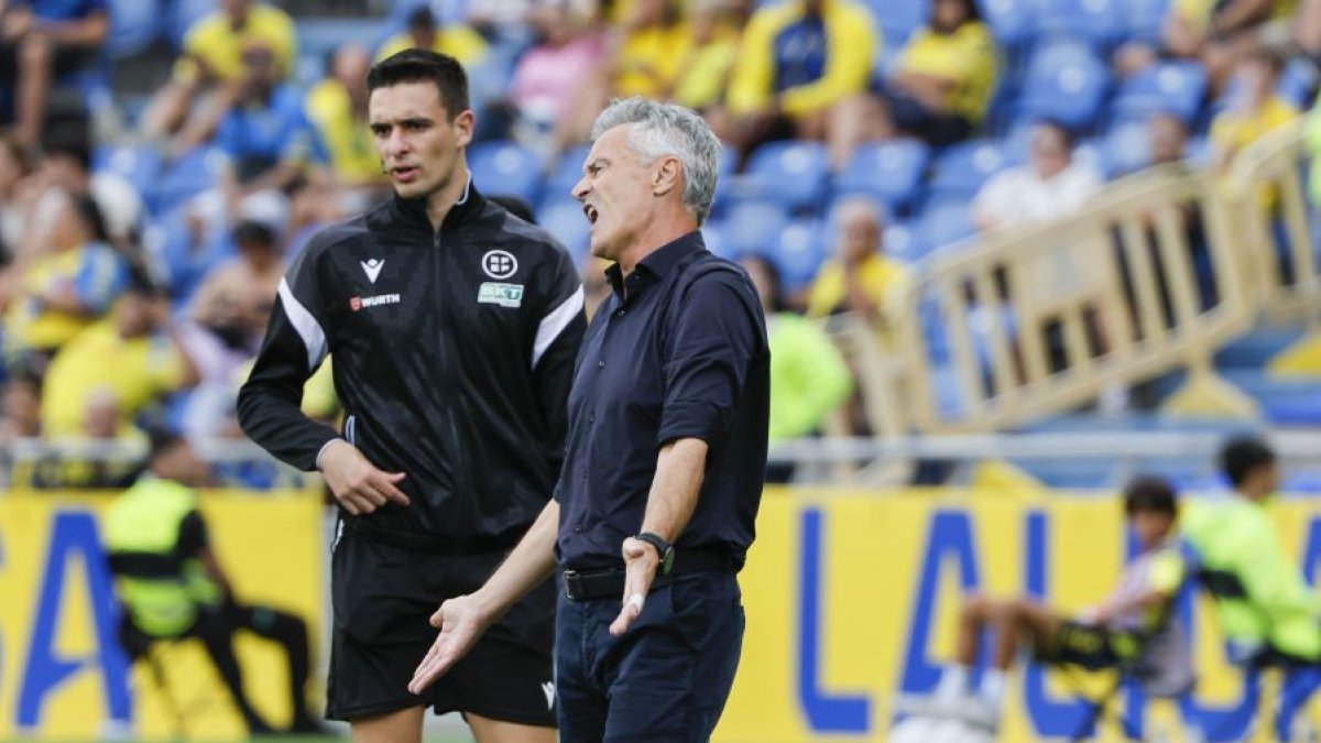 Escribá se queja al cuarto árbitro ante Las Palmas.
