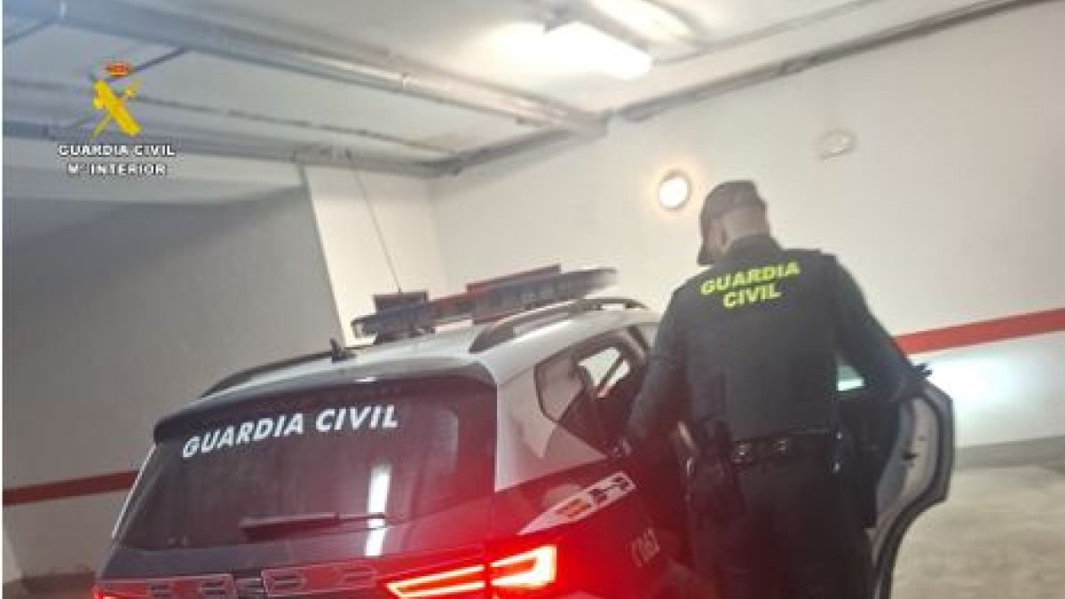 Un agente de la Guardia Civil en un coche
