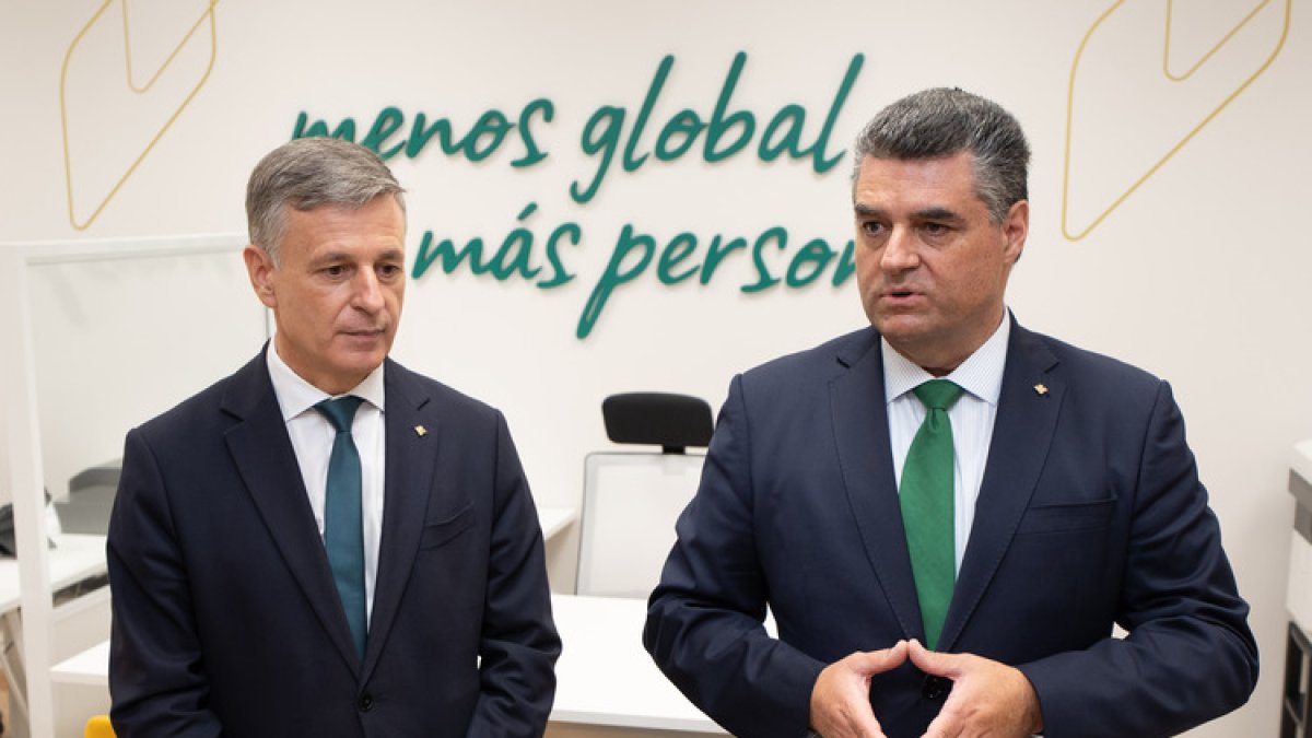 El presidente de Caja Rural Salamanca, Casimiro Martín, y el director general, José Ignacio Juez durante la inauguración de la nueva oficina en Paseo de Zorrilla, 39.