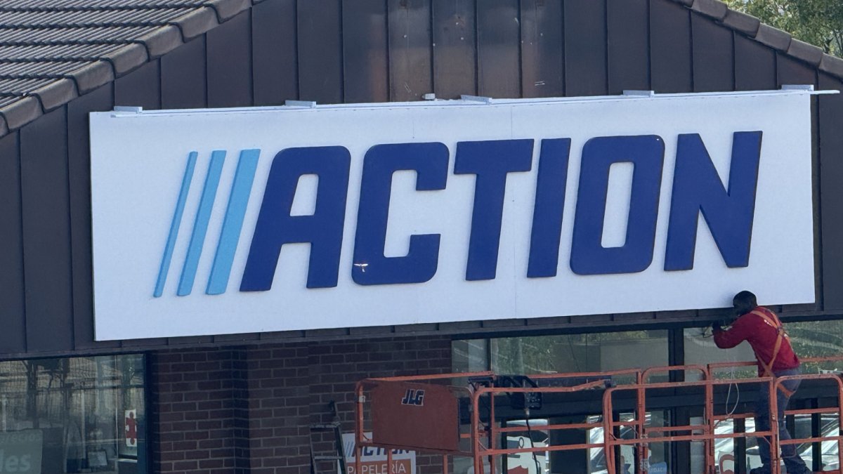 El letrero de Action ya luce en la fachada del antiguo Aldi de Parquesol en Valladolid.