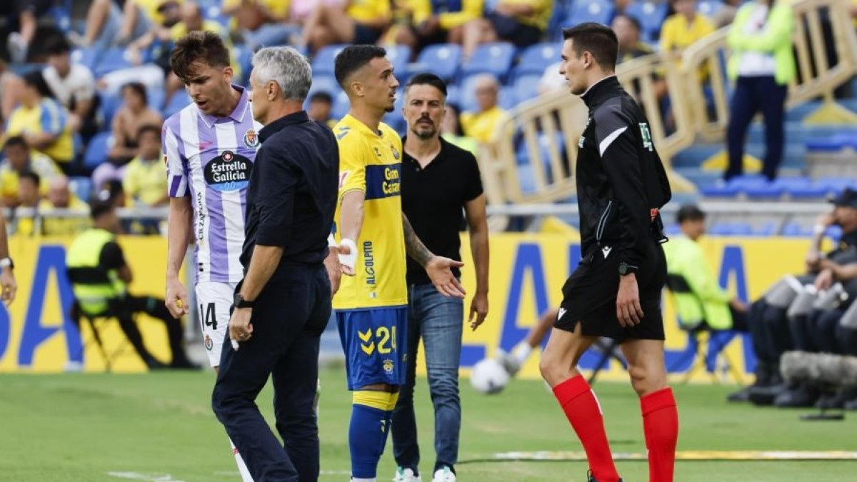 Alejo, Escribá, Jaime, De la Barrera y el cuarto árbitro.
