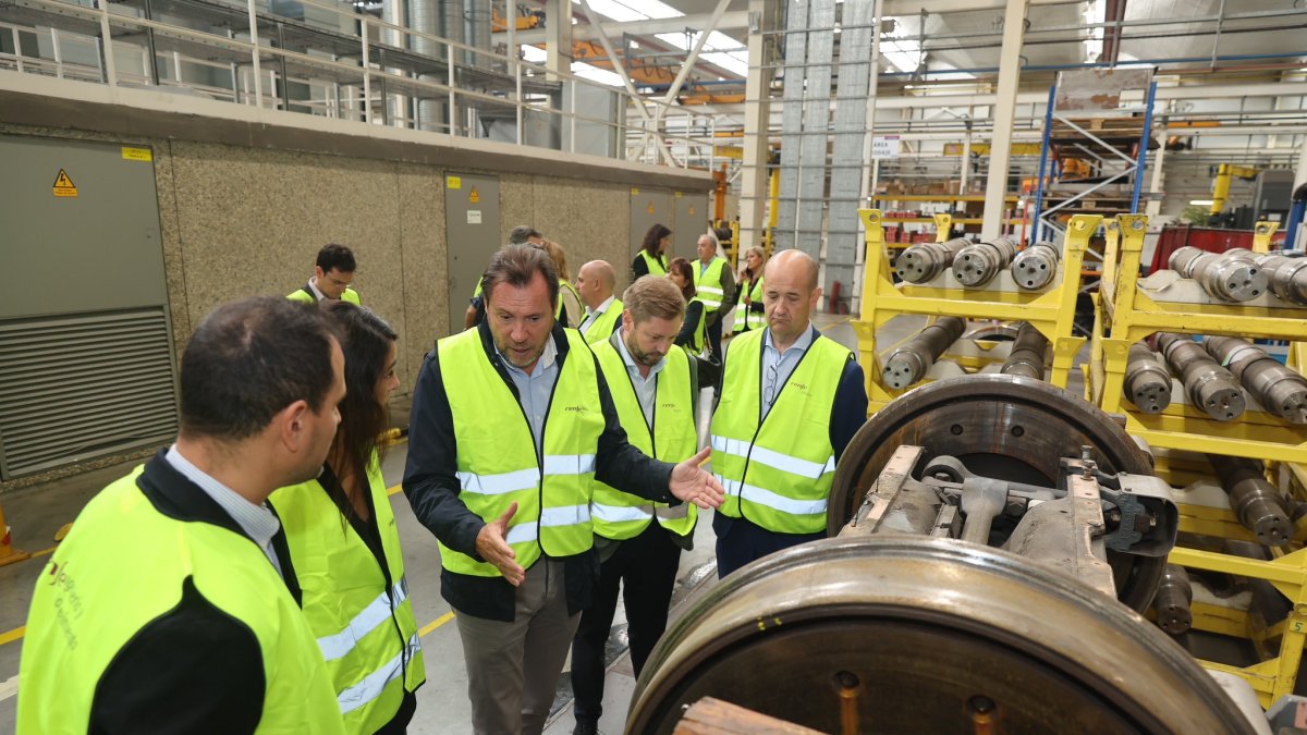 Visita de Óscar Puente a los talleres de Renfe de Valladolid