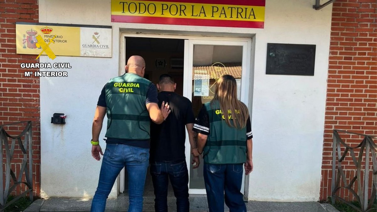 Momento de la detención de uno de los implicados