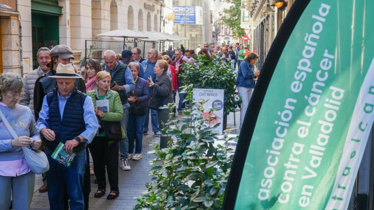 Colas en las inscripciones de la marcha contra el cáncer.