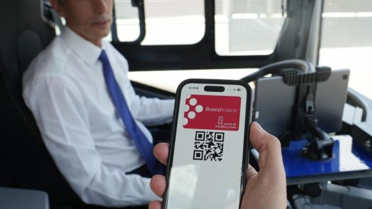 Un usuario abre la aplicacion Buscyl al subir al autobús.