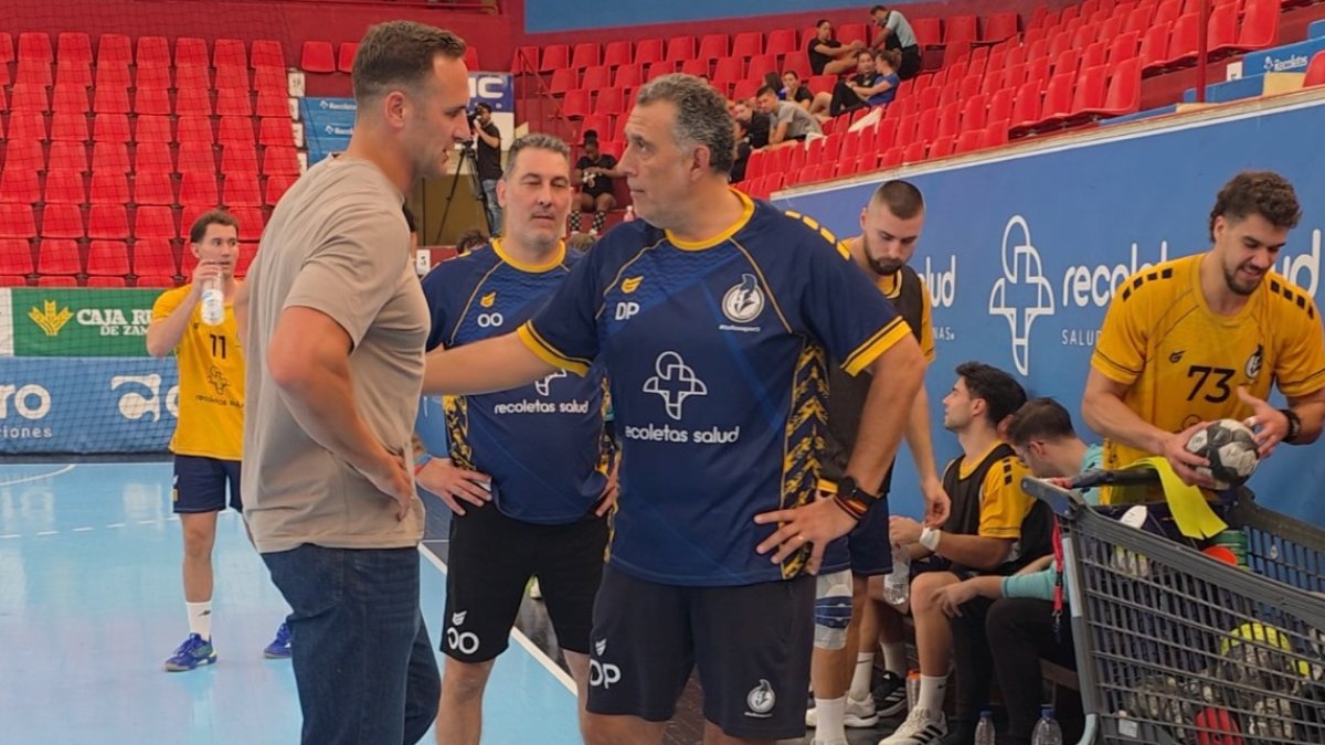 Andrew Dolin saluda a Pisonero tras su llegada a Valladolid.