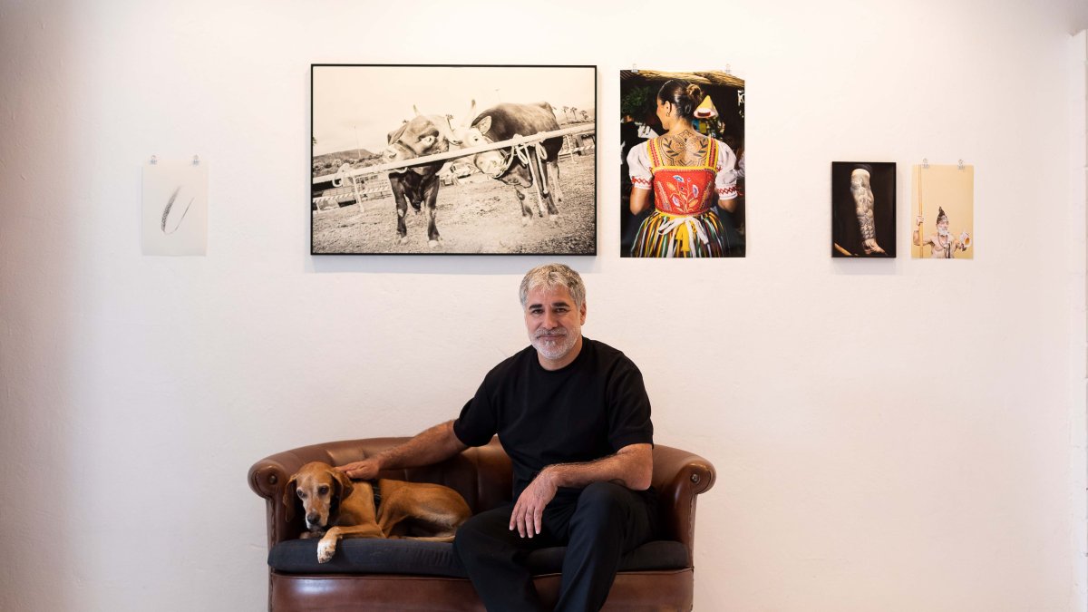 El fotógrafo junto a parte de su trabajo en Estudio Atalaya