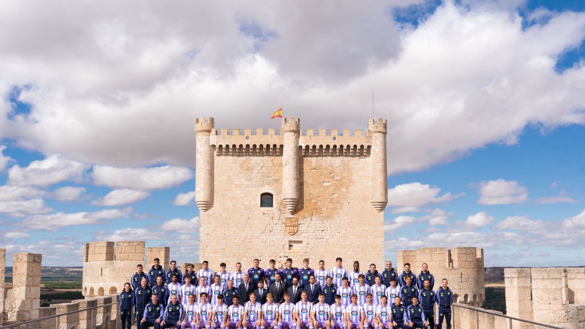 Foto oficial del Real Valladolid, realizada en el castillo de Peñafiel.