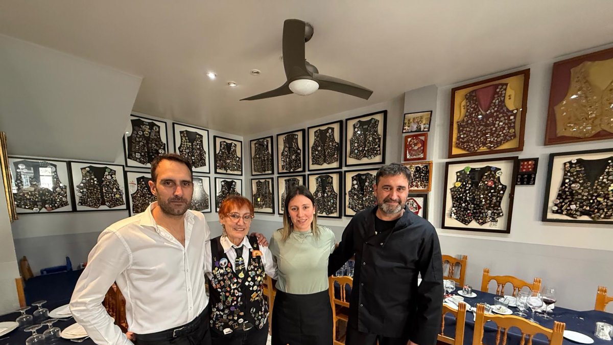 Luisa Lázaro, propietaria junto a su cuñada Mari García, en el centro de la imagen flanqueadas por sus hijos. Llevan 40 años al frente de este establecimiento.