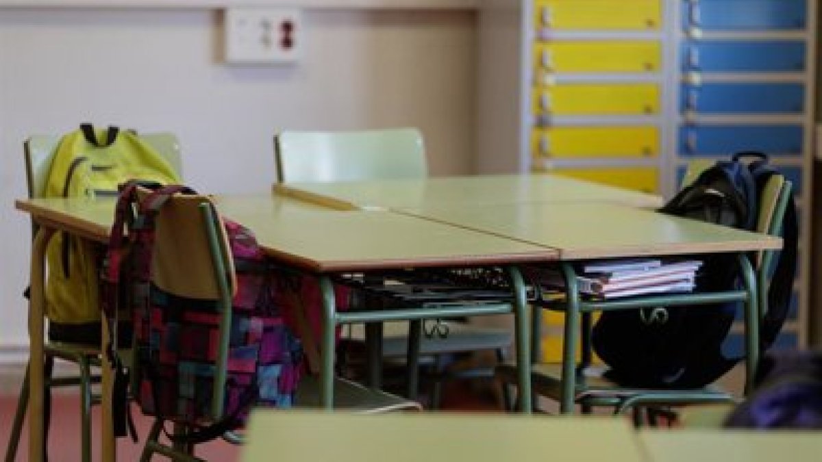 Pupitres en el aula vacía de un centro escolar.
