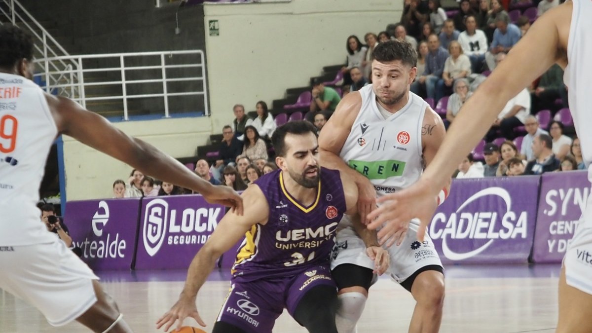 Jorge Martínez debutó con el UEMC ante Badajoz tras su lesión.M. G. E.