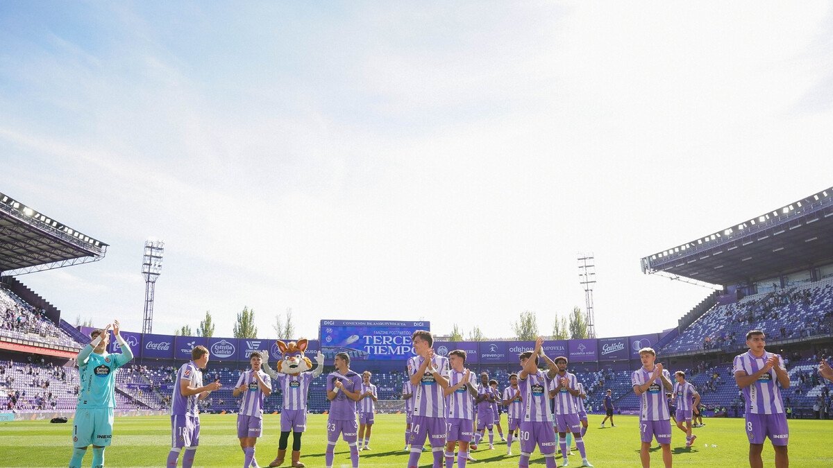 Los jugadores blanquivioleta aplauden a su afición tras golear al Albacete.