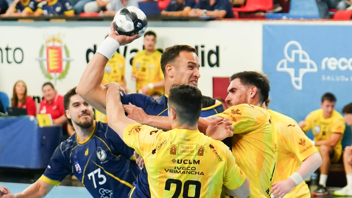 El estadounidense Donlin es agarrado por dos rivales en su debut con el Recoletas.