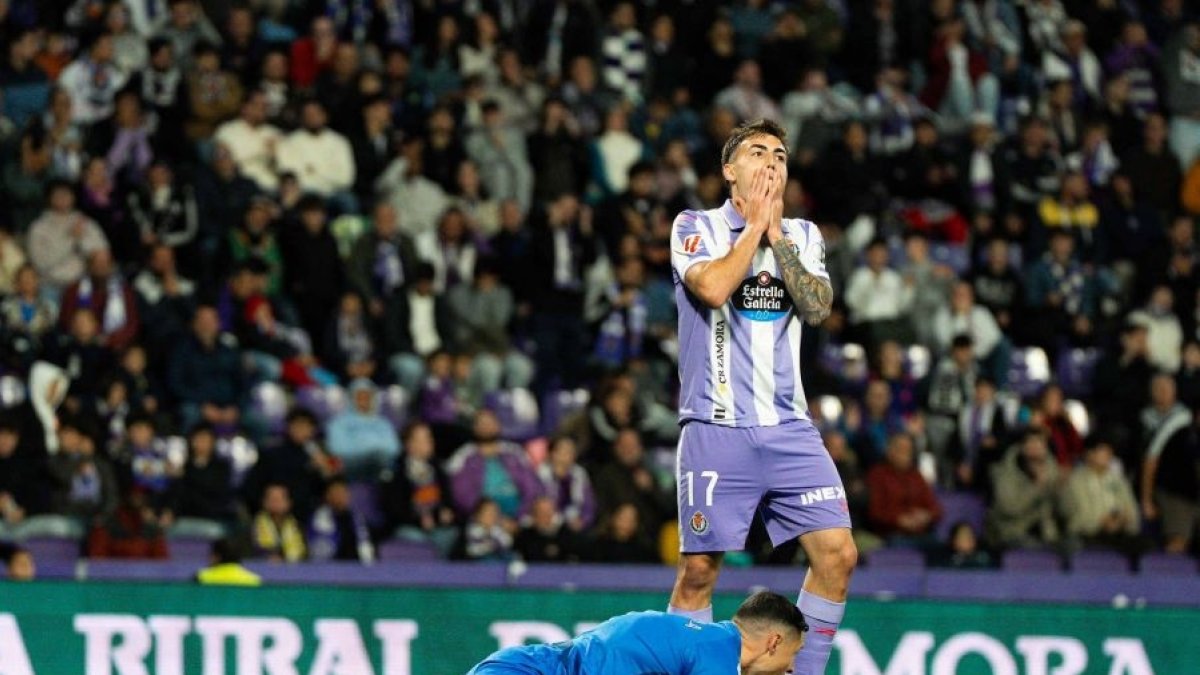 Barberá se lamenta tras una ocasión fallada, con Vila apresando el balón.