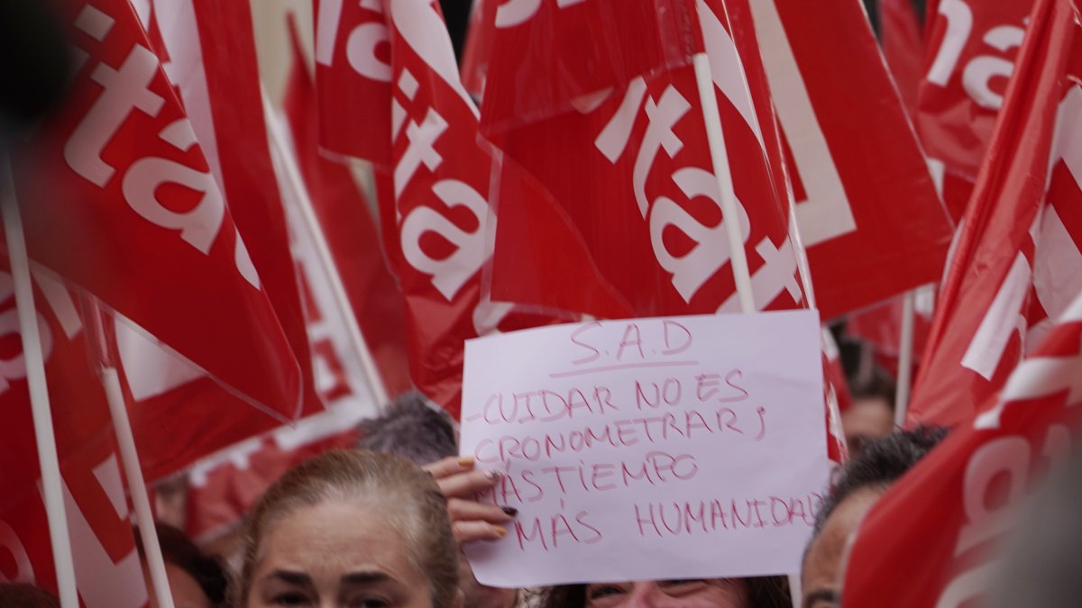 Manifestantes en defensa de condiciones laborales dignas en la Ayuda a Domicilio en Castilla y León.
