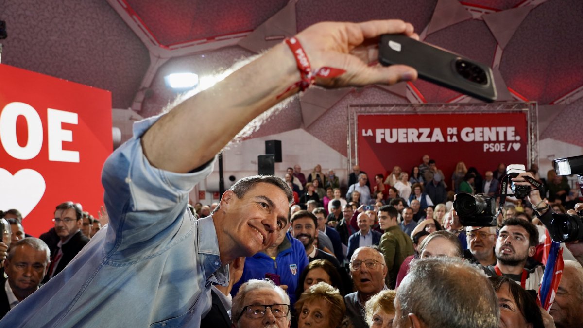 Un momento del mitin del PSOE en la Cúpula del Milenio de Valladolid.