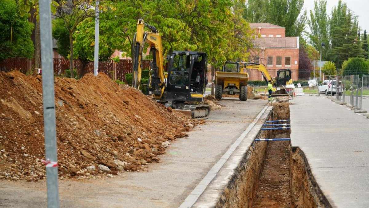 Estado de las obras de la red de calor en Huerta del Rey en Valladolid.