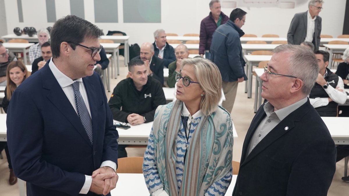 El director de Recursos Humanos para España y Europa de la compañía HORSE Powertrain, Francisco Arranz, junto a la rectora de la Universidad de Valladolid, Pilar Garcés