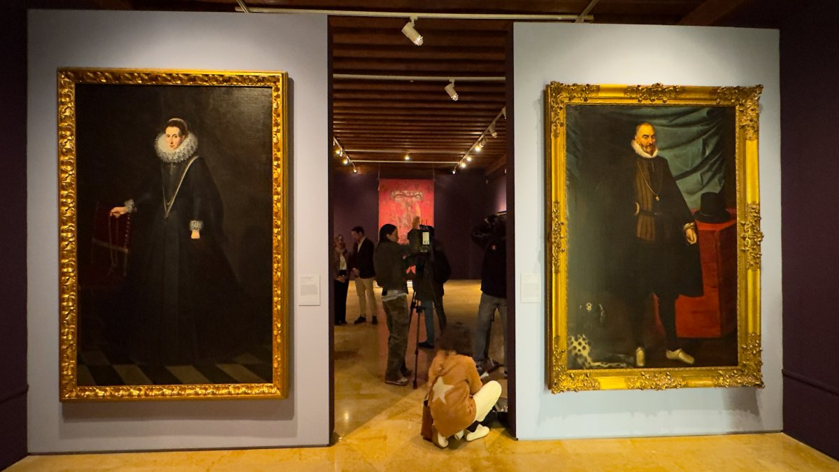 Dos retratos de los condes de Gondomar abren la exposición.