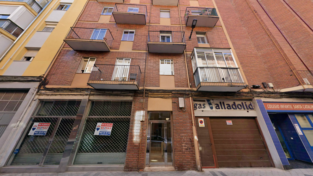 Portal en el que se ha originado el incendio, en el número 21 de la calle Ferrocarril