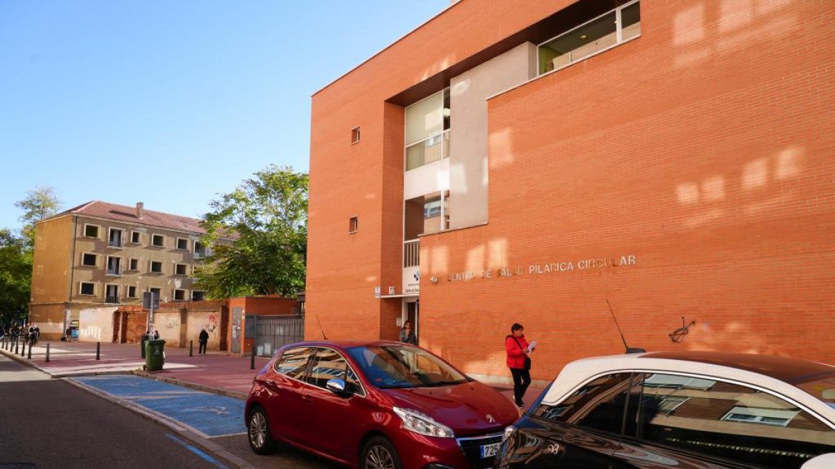 l centro de salud Pilarica-Circular, con el viejo cuartel de Vadillos al fondo.
