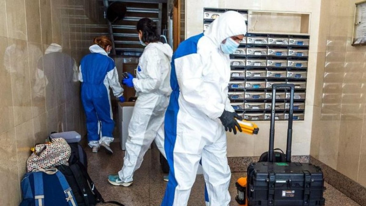 La policía durante la investigación del crimen en Burgos.